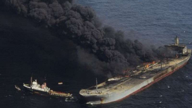 Kondisi kapal tanker The Atlantic Empress saat terjadi kebakaran.
