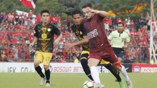 Salah satu laga Liga 1, PSM Makassar vs Barito Putera