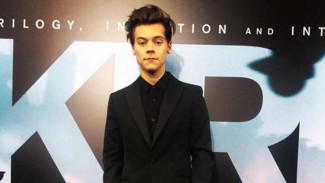 Sepatu Hak Harry Styles Jadi Sorotan