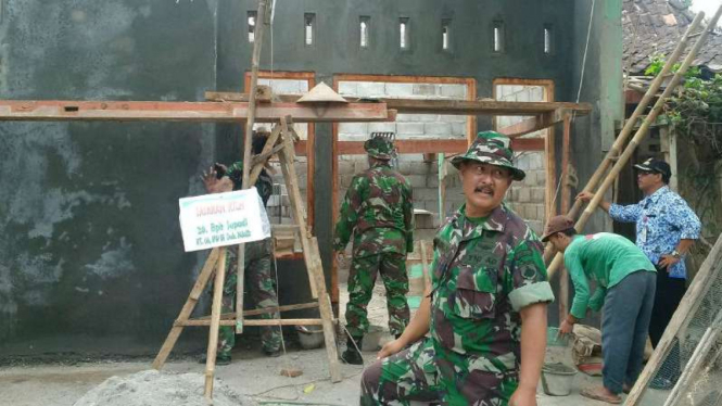 Senyum Supari, Rumah Reot yang Disulap TNITNI bergotong royong membangun rumah Supari, warga Dukuh Ndelik, Kelurahan Kalisegoro, Gununpati, Semarang.