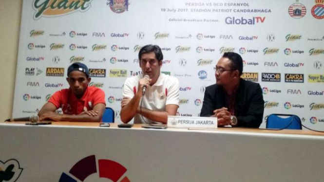 Pelatih Persija Jakarta, Stefano Cugurra Teco (tengah)