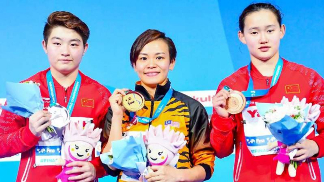 Juara dunia loncat indah asal Malaysia, Jun Hoong Cheong (tengah)