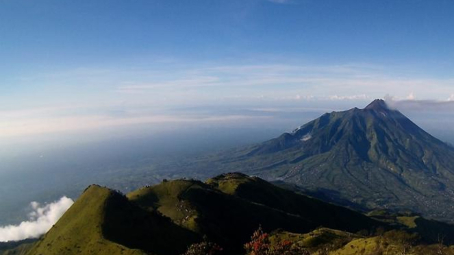 Panorama Gunung Merapi dengan trek pendakian Merbabu.