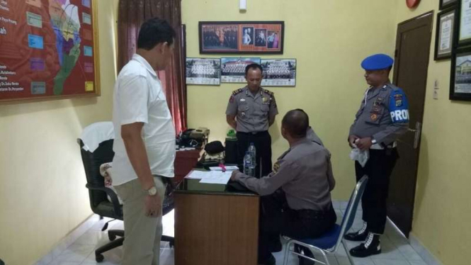 Anggota Polsek Kutalimbaru Deli Serdang menjalani tes urine di kantor, Kamis (20/7/2017)