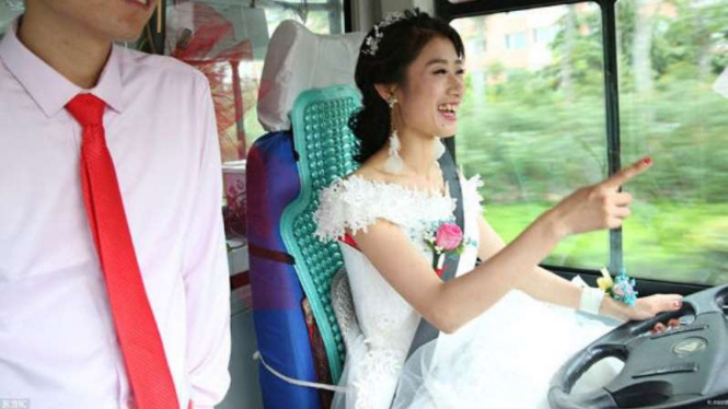 Wu saat membawa bus ke lokasi pernikahannya.