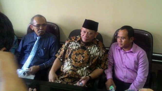 La Nyalla Mattaliti (tengah) di kantor Kamar Dagang dan Industri Jawa Timur di Surabaya pada Kamis, 20 Juli 2017.