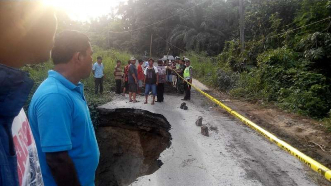 Kondisi ruas jalan lintas Sumatera yang ambles di Kabupaten Asahan Sumatera Utara, Kamis (20/7/2017)