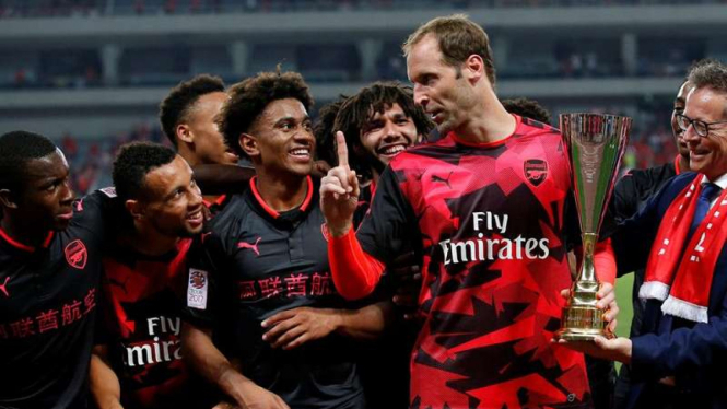 Kiper Arsenal, Petr Cech menerima trofi International Champions Cup
