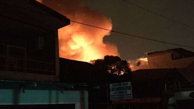 Api melahap bangunan padat penduduk di Medan, 20 Juli 2017.