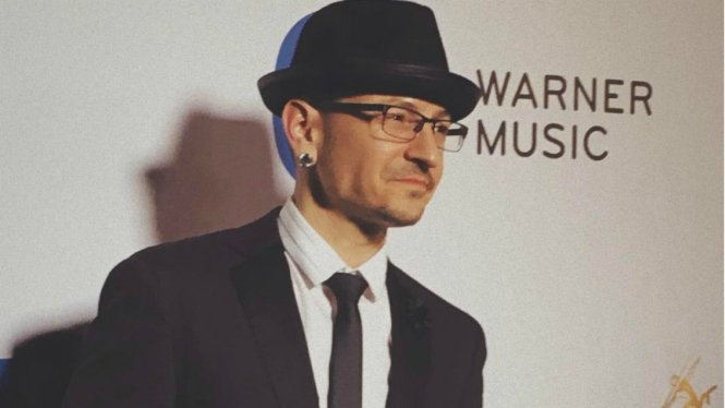 Mendiang Chester Bennington.