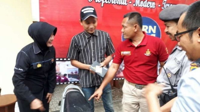 Polisi tengah menyerahkan sepeda motor milik Jatmiko usai hilang selama lima hari, Kamis (19/7/2017)