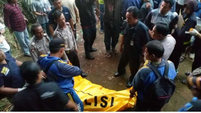 Polisi evakuasi mayat Yeni Maharani – yang ditemukan tak bernyawa di lahan kosong dekat gerbang masuk kawasan Grand Depok City (GDC).