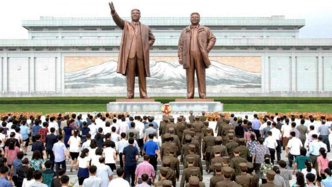 Warga Korea Utara saat memperingati hari nasional negara tersebut di Pyong yang.