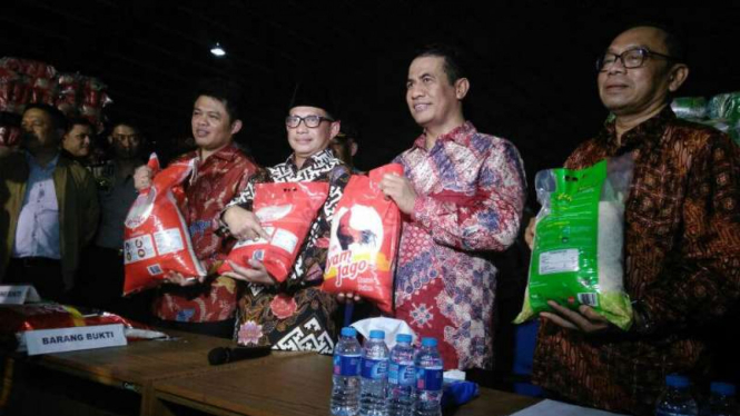 Kapolri Jenderal Tito Karnavian dan Menteri Pertaniaan Amran Sulaiman saat jumpa pers terkait penggerebekan gudang beras di Bekasi, Jawa Barat.
