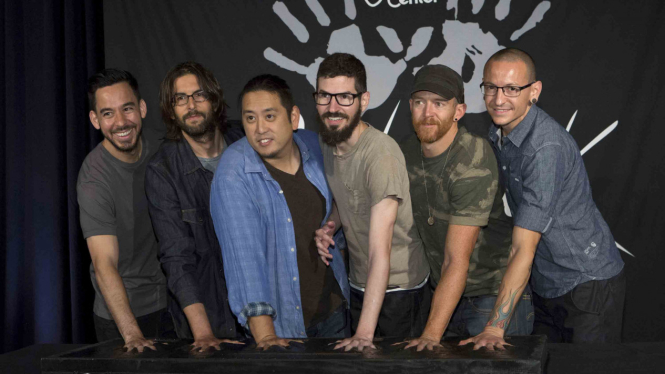 Kenangan Chester Bennington saat Tampil Bersama Linkin Park