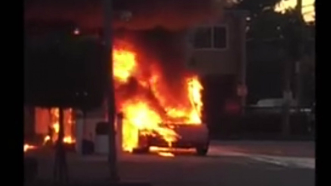 Lamborghini Countach ludes terbakar di stasiun pengisian bahan bakar di AS.