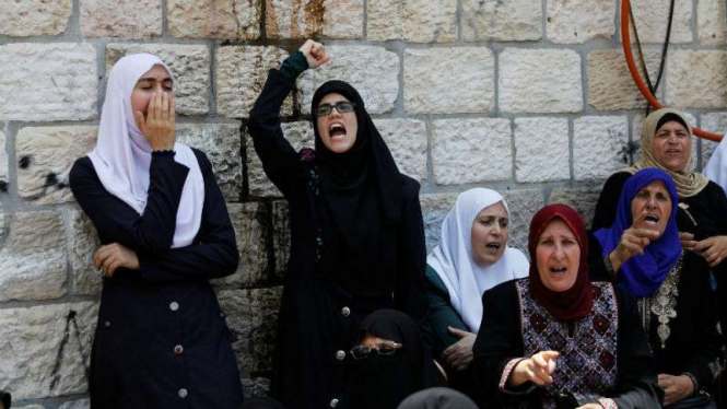 Warga Palestina protes aparat Israel yang batasi akses ke Al-Aqsa.