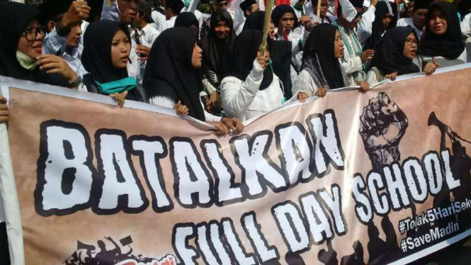 Ribuan santri NU se-Jawa Tengah berunjuk rasa menolak kebijakan Lima Hari Sekolah di Kota Semarang pada Jumat, 21 Juli 2017.