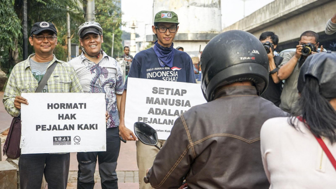 Aktivis Trotoar Hadang Pengendara Motor