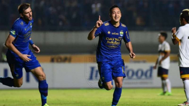 Penyerang Persib Bandung, Shohei Matsunaga (tengah) melakukan selebrasi