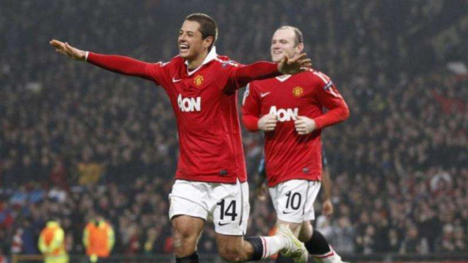 Javier 'Chicharito' Hernandez (kiri) saat memperkuat Manchester United