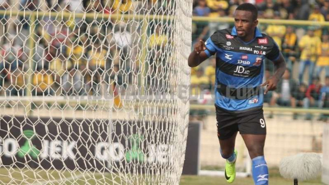 Penyerang Madura United, Greg Nwokolo