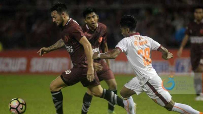 Pemain PSM Makassar, Wiljan Jan Pluim (kiri)