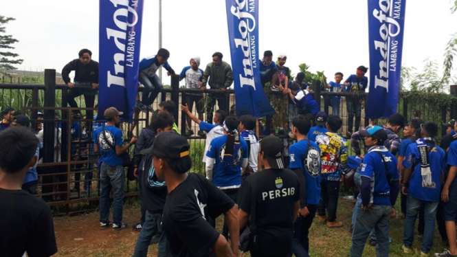 Bobotoh pendukung Persib memanjat pagar Stadion GBLA.