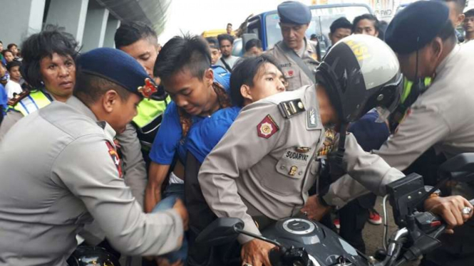 Aparat kepolisian bantu Bobotoh pendukung Persib yang kejang-kejang