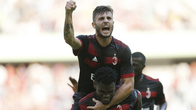 Penyerang AC Milan, Partrick Curtone merayakan gol.