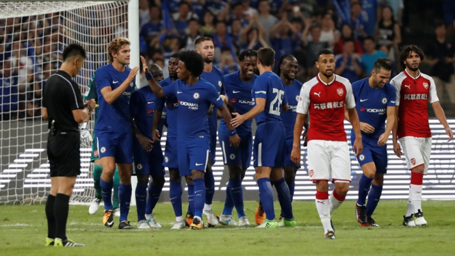 Pemain Chelsea merayakan gol ke gawang Arsenal