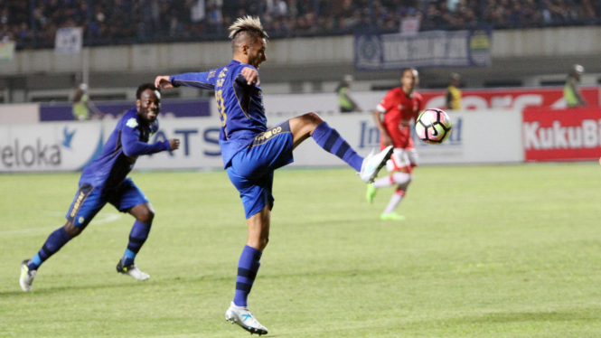 Persib Bandung melawan Persija Jakarta dalam lanjutan Liga 1