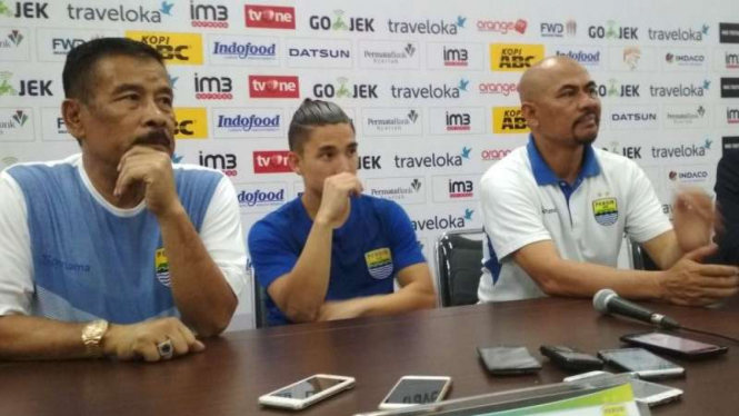 Pelatih pengganti Persib Bandung, Herrie Setyawan (kanan)