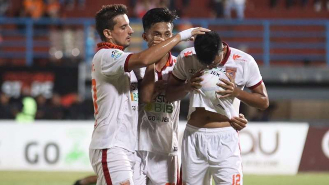 Striker Borneo FC, Lerby Eliandry merayakan gol.