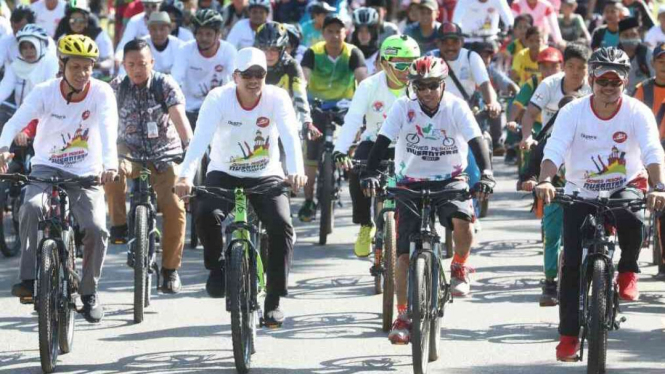 Menpora Imam Nahrawi dalam Gowes Pesona Nusantara Tanah Laut.