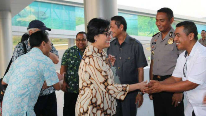 Menkeu Sri Mulyani dan Keluarga saat tiba di Bandara Internasional Komodo.