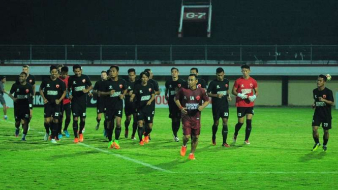 Pemain PSM Makassar menjalani latihan