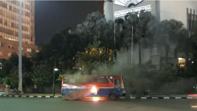Metromini terbakar di kawasan Bundaran Hotel Indonesia Jakarta Pusat, Minggu malam (23/7/2017)