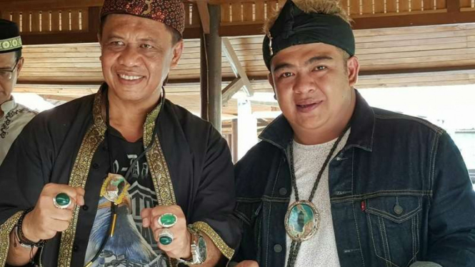 Kapolda Jawa Barat Irjen Pol Anton Charliyan bersama pemilik Lasminingrat Gamestone Garut Yudi Nugraha, Minggu (23/7/2017). Anton adalah kolektor batu akik Garut.
