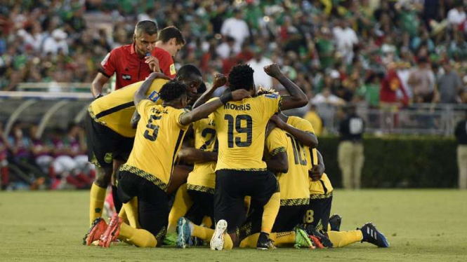 Para pemain Jamaika rayakan gol