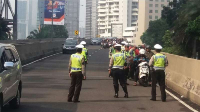 Kepolisian mengadang ratusan pengendara sepeda motor yang menerobos Jalan Layang Non Tol penghubung Casablanca-Tanah Abang, Senin (24/7/2017).