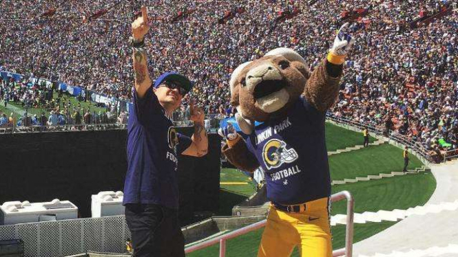 Chester Bennington bersama maskot tim NFL, Los Angeles Rams