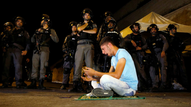 Protes warga Palestina atas aksi penutupan masjid Al-Aqsa oleh Israel.