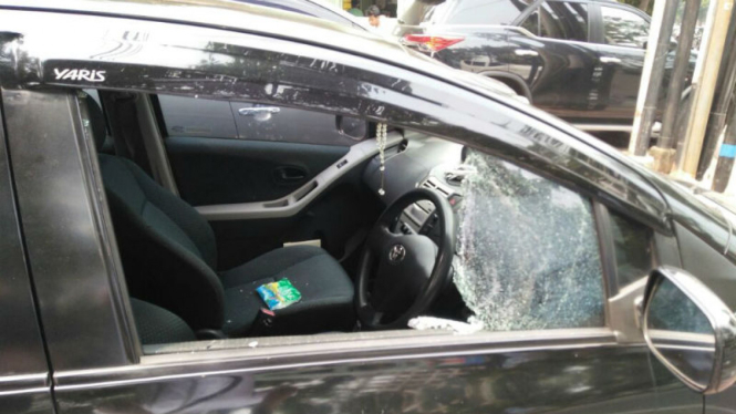 Aksi pecah kaca Mobil Yaris di kawasan Tebet, Jakarta Selatan