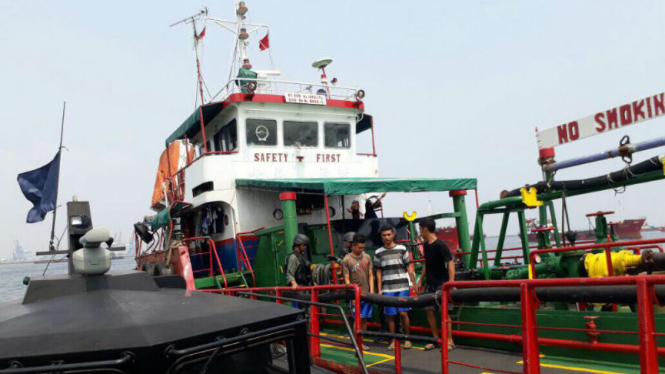 Kapal tanker bawa BBM ilegal 