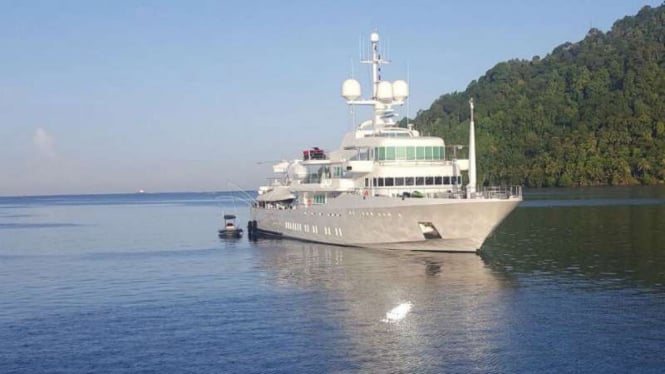 Kapal pesiar milik pendiri Google, Larry Page, melego jangkar atau membuang sauh di dermaga Navigasi Bungus, Padang, Sumatera Barat, pada Kamis, 20 Juli 2017.