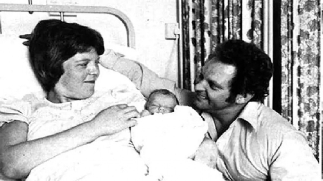 Pasangan John Webster dan Lesley Brown dengan bayi tabung mereka