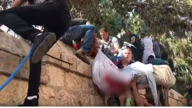 Warga Palestina evakuasi jenazah Ghannam.