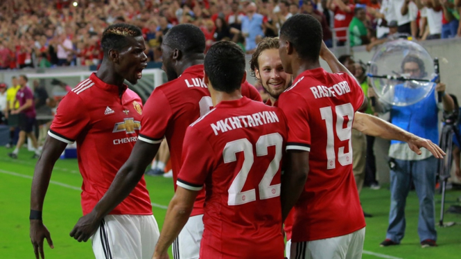 Pemain Manchester United merayakan gol di laga uji coba