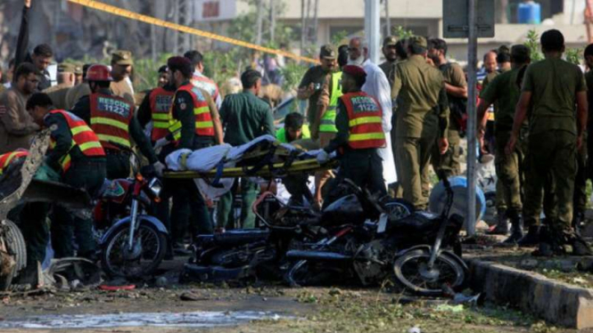 Korban ledakan bom di Pakistan sedang dievakuasi petugas.